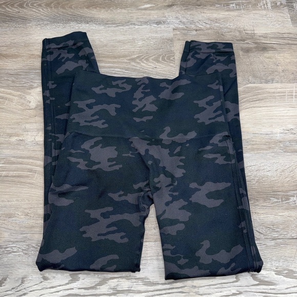Women’s spanx camo leggings size medium - Picture 2 of 3